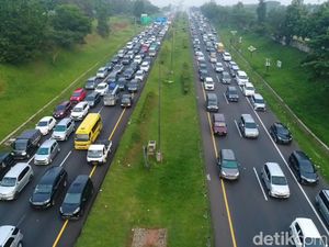 Arus Mudik Masih Deras, One Way Tol Cipali Diperpanjang sampai Jam 12 Malam! Arus Mudik Masih Deras, One Way Tol Cipali Diperpanjang sampai Jam 12 Malam!