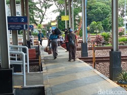 Ribuan Pemudik Tiba di Stasiun Cirebon Jelang Lebaran