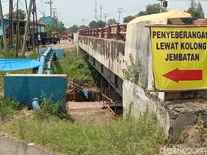 Cerita Warga Mengelola Penyebrangan Kolong Jembatan Ketika Arus Mudik Cerita Warga Mengelola Penyebrangan Kolong Jembatan Ketika Arus Mudik