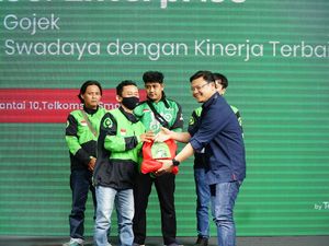 Telkomsel Berikan 250 Paket Sembako ke Pengemudi Online Gojek