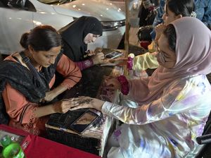 Tradisi Lukis Tangan Pakai Henna untuk Sambut Lebaran