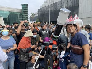 Warga Ramai Datangi Taman Ismail Marzuki saat Gerhana Matahari Hibrida Warga Ramai Datangi Taman Ismail Marzuki saat Gerhana Matahari Hibrida