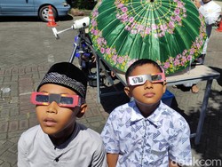 Antusias Masyarakat Amati Gerhana Matahari Hibrida di Kepanjen Malang