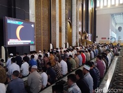 Ribuan Jemaah Shalat dan Nobar Gerhana Matahari Hibrida di Masjid Al Akbar