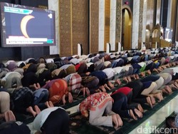 Ribuan Warga Surabaya Ikuti Shalat Gerhana Matahari di Masjid Al-Akbar