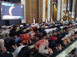 Ribuan Warga Surabaya Ikuti Shalat Gerhana Matahari di Masjid Al-Akbar Ribuan Warga Surabaya Ikuti Shalat Gerhana Matahari di Masjid Al-Akbar