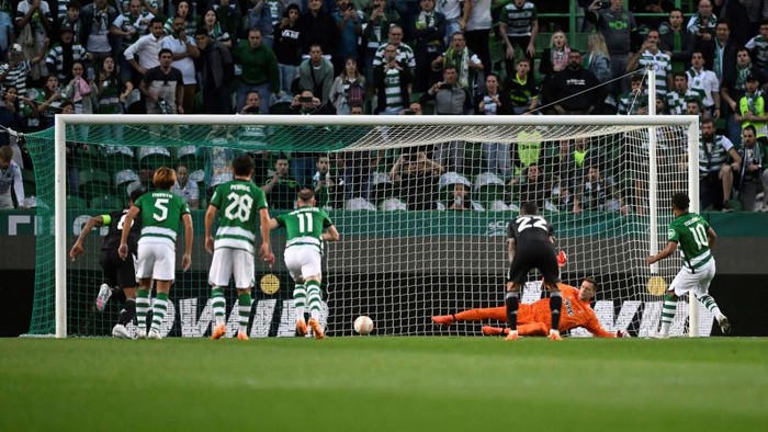 Sporting Lisbons English forward Marcus Edwards (R) scores his teams first goal from the penalty spot during the UEFA Europa league quarter final second leg football match between Sporting CP and Juventus at the Jose Alvalade stadium in Lisbon on April 20, 2023. (Photo by PATRICIA DE MELO MOREIRA / AFP) (Photo by PATRICIA DE MELO MOREIRA/AFP via Getty Images)