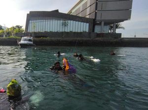 Turis Asing Keluhkan Sampah Saat Snorkeling di Labuan Bajo