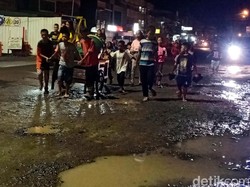 Bocah di Jambi Takbiran Keliling di Jalan Rusak gegara Proyek IPAL