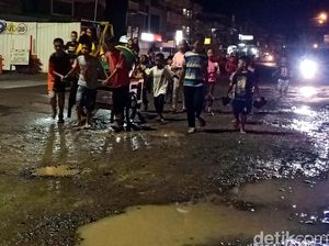 Bocah di Jambi Takbiran Keliling di Jalan Rusak gegara Proyek IPAL Bocah di Jambi Takbiran Keliling di Jalan Rusak gegara Proyek IPAL