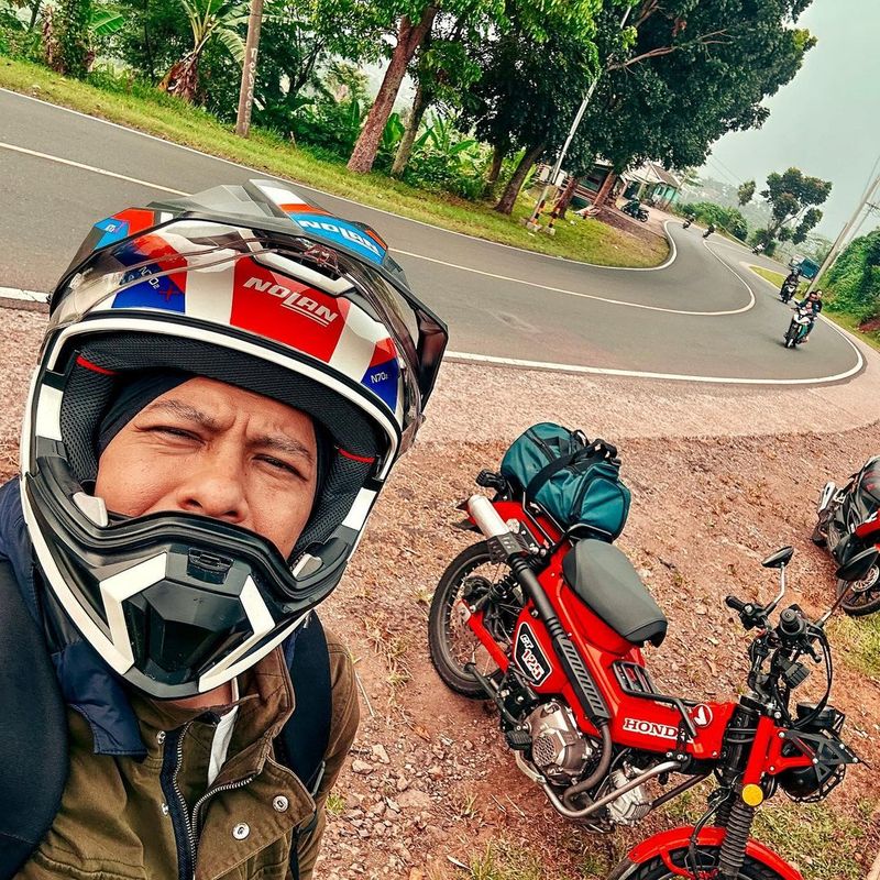 Ariel balik kampung naik Honda CT125