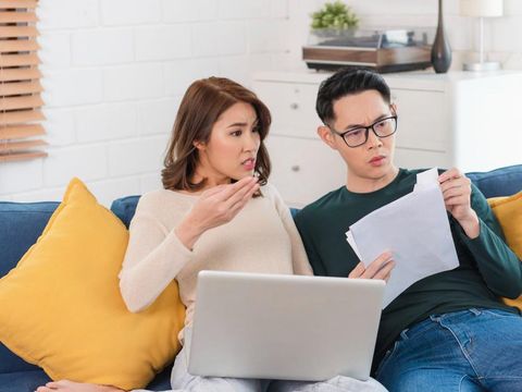 Terlalu perhitungan atau boros dalam berbelanja sama-sama dapat memicu konflik dalam rumah tangga.