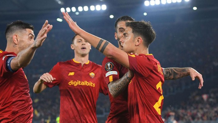ROME, ITALY - APRIL 20: Paulo Dybala (R) of AS Roma celebrates with his team mates after scoring a goal during the UEFA Europa League Quarter-Final second leg match between AS Roma and Feyenoord at Stadio Olimpico on April 20, 2023 in Rome, Italy. (Photo by Claudio Pasquazi/Anadolu Agency via Getty Images)