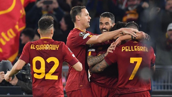 ROME, ITALY - APRIL 20: Paulo Dybala of AS Roma celebrates after scoring goal 2-1 during the UEFA Europa League quarterfinal second leg match between AS Roma and Feyenoord at Stadio Olimpico on April 20, 2023 in Rome, Italy. (Photo by Silvia Lore/Getty Images)