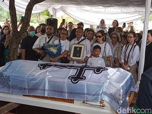 Isak Tangis Keluarga Iringi Pemakaman Carlo Saba Isak Tangis Keluarga Iringi Pemakaman Carlo Saba