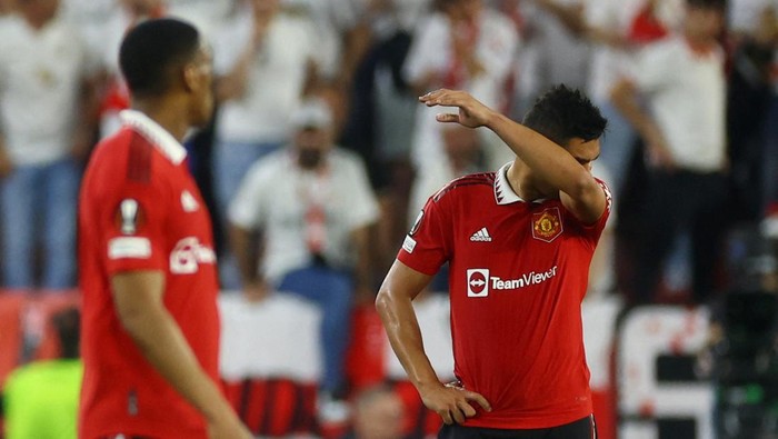 Soccer Football - Europa League - Quarter Final - Second Leg - Sevilla v Manchester United - Ramon Sanchez Pizjuan, Seville, Spain - April 20, 2023 Manchester Uniteds Casemiro reacts Action Images via Reuters/Paul Childs