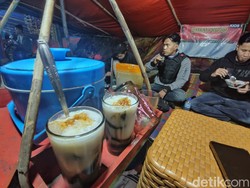 Cincau Jembatan Citarum Cianjur, Rasa dan Cuannya Manis