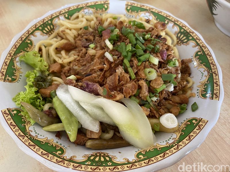 Es Teler dan Mie Ayam Pak No, masakan yang juga pantas dicoba di saat di Surabaya.