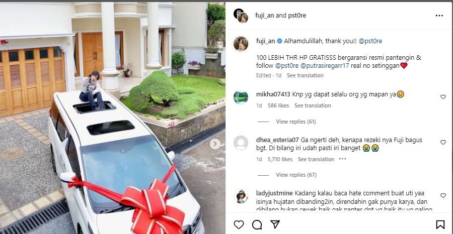 Fuji berfoto bersama mobil pemberian Putra Siregar