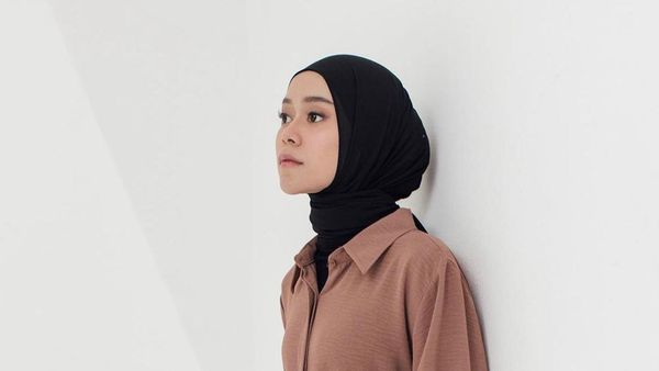 10 Gaya Lesti Kejora Pakai Tunik & Gamis, Laris di Tanah Abang untuk Lebaran