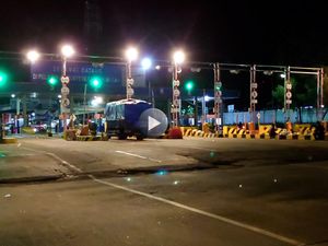 Video: H-1 Lebaran, Pelabuhan Merak Kembali Layani Pemudik Motor-Truk