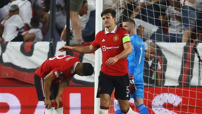 Soccer Football - Europa League - Quarter Final - Second Leg - Sevilla v Manchester United - Ramon Sanchez Pizjuan, Seville, Spain - April 20, 2023 Manchester Uniteds Harry Maguire looks dejected after Sevillas Youssef En-Nesyri scores their first goal Action Images via Reuters/Paul Childs