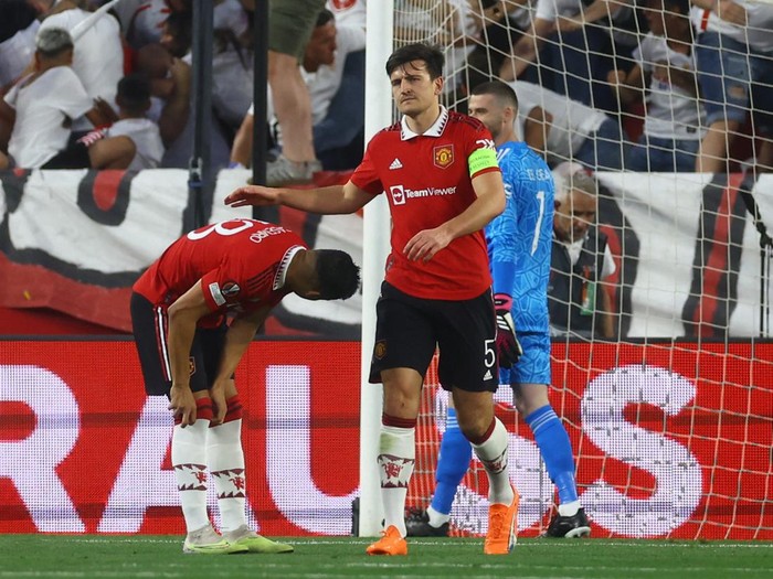 Soccer Football - Europa League - Quarter Final - Second Leg - Sevilla v Manchester United - Ramon Sanchez Pizjuan, Seville, Spain - April 20, 2023 Manchester Uniteds Harry Maguire looks dejected after Sevillas Youssef En-Nesyri scores their first goal Action Images via Reuters/Paul Childs