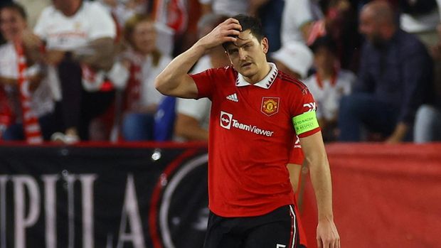 Soccer Football - Europa League - Quarter Final - Second Leg - Sevilla v Manchester United - Ramon Sanchez Pizjuan, Seville, Spain - April 20, 2023 Manchester United's Harry Maguire looks dejected after Sevilla's Youssef En-Nesyri scores their first goal Action Images via Reuters/Paul Childs