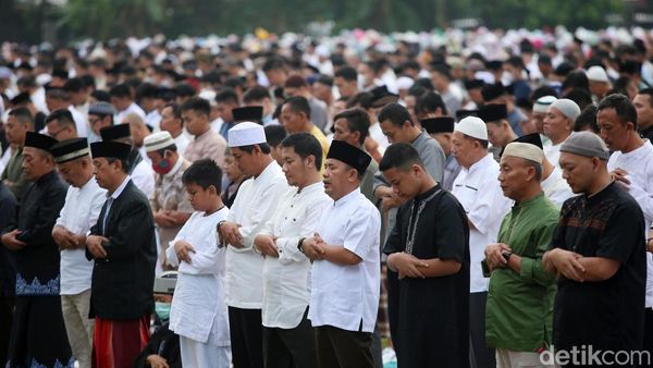 Jemaah Muhammadiyah Salat Idul Fitri di Lapangan Rempoa Tangsel