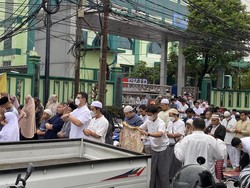 Suasana Salat Idul Fitri 1444 H di Masjid Darul Ulum FKIP Uhamka Jaktim