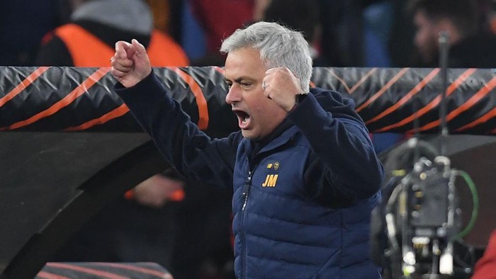 ROME, ITALY - APRIL 20: José Mourinho head coach of AS Roma celebrates the victory during the UEFA Europa League quarterfinal second leg match between AS Roma and Feyenoord at Stadio Olimpico on April 20, 2023 in Rome, Italy. (Photo by Silvia Lore/Getty Images)
