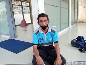 Jumadi, Sang Porter Tua yang Tak Kenal Menyerah Nafkahi Keluarga