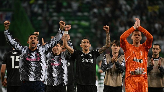 LISBON, PORTUGAL - APRIL 20: Angel Di Maria of Juventus celebrates with team mates after winning the match during the UEFA Europa League quarterfinal second leg between Sporting CP and Juventus at Estadio Jose Alvalade on April 20, 2023 in Lisbon, Portugal. (Photo by Stringer/Anadolu Agency via Getty Images)