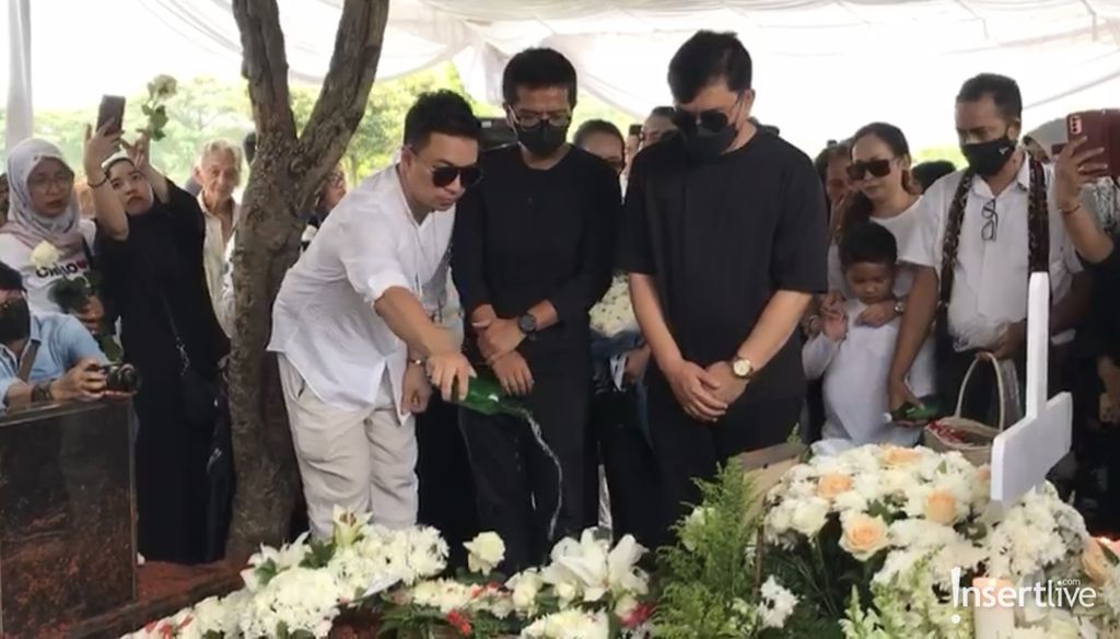 Kahitna melepas Carlo Saba Kahitna melepas Carlo Saba