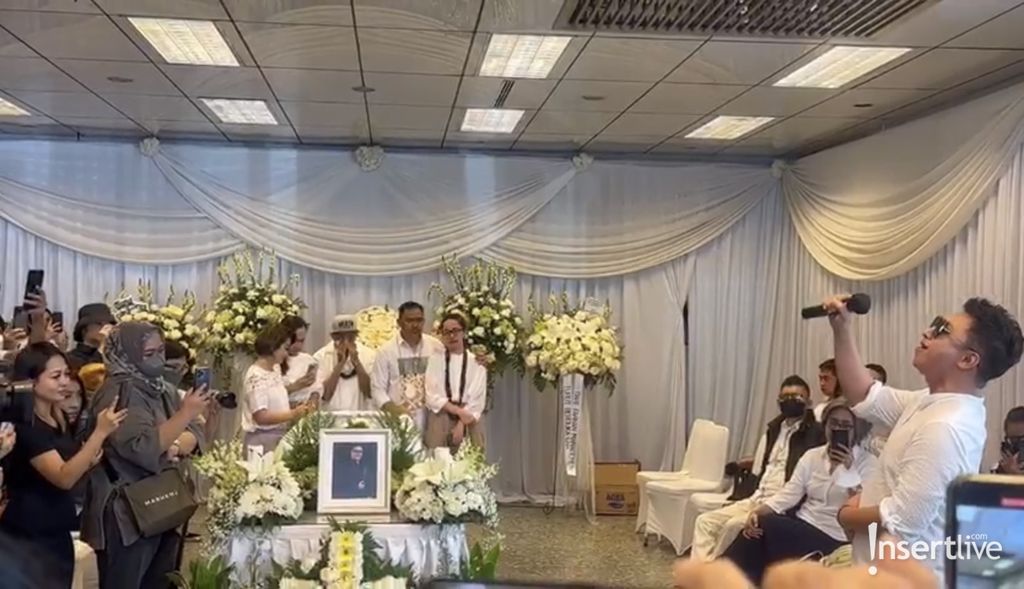 Kahitna melepas Carlo Saba Kahitna melepas Carlo Saba