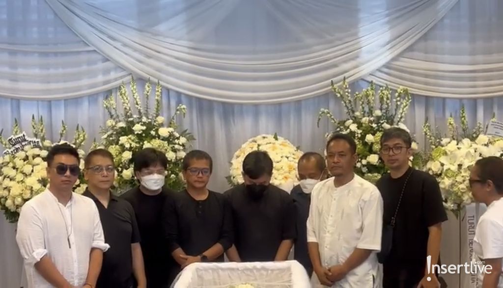 Kahitna melepas Carlo Saba Kahitna melepas Carlo Saba