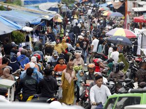 Pasar Cisarua Bogor Padat Sehari Menjelang Lebaran