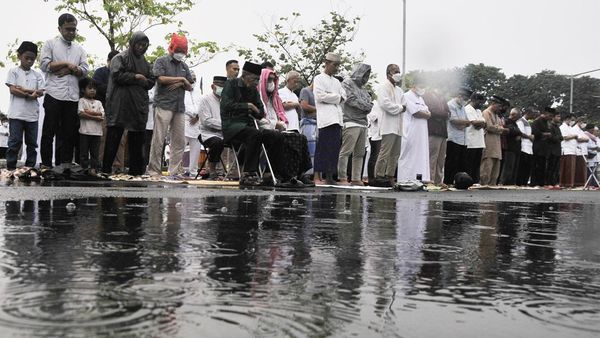 Khusyuknya Salat Idul Fitri Meski Diguyur Hujan