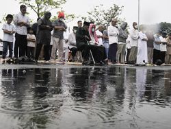 Khusyuknya Salat Idul Fitri Meski Diguyur Hujan