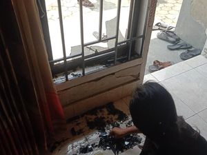 Aniaya Pacar gegara Selfi Bareng Pria Lain, Rumah Pemuda Kendari Dirusak OTK Aniaya Pacar gegara Selfi Bareng Pria Lain, Rumah Pemuda Kendari Dirusak OTK