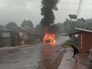 Mobil Terbakar di Luwu Timur saat Parkir Diduga karena Kompor Masakan Buras Mobil Terbakar di Luwu Timur saat Parkir Diduga karena Kompor Masakan Buras
