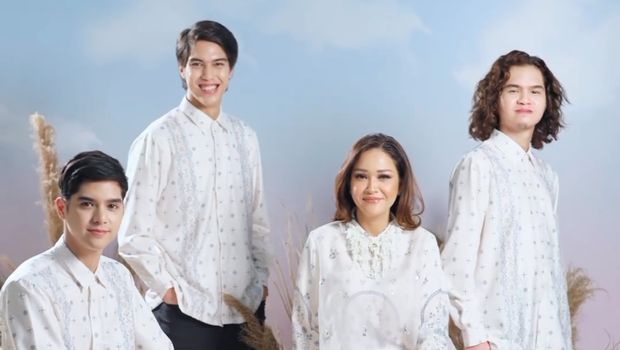 Maia Estianty dan Al, El, Dul jadi model baju Lebaran.
