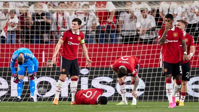 SEVILLE, SPAIN - APRIL 20: Players of Manchester United react after Loic Bade of Sevilla FC goal during the UEFA Europa League quarterfinal second leg match between Sevilla FC and Manchester United at Estadio Ramon Sanchez Pizjuan on April 20, 2023 in Seville, Spain. (Photo by Fermin Rodriguez/Quality Sport Images/Getty Images)