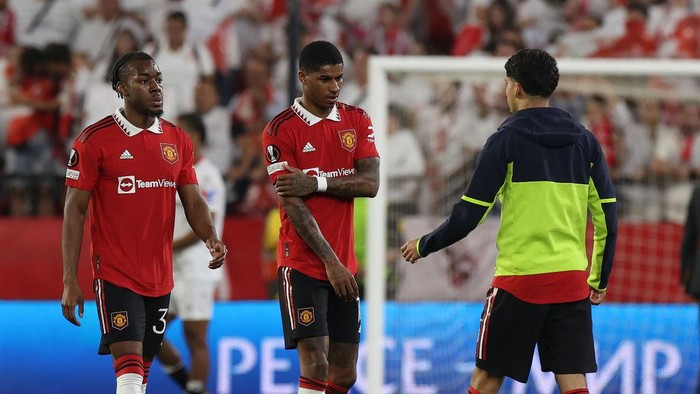 SEVILLE, SPAIN - APRIL 20: Anthony Elanga, Marcus Rashford of Manchester United walks off after the UEFA Europa League quarterfinal second leg match between Sevilla FC and Manchester United at Estadio Ramon Sanchez Pizjuan on April 20, 2023 in Seville, Spain. (Photo by Matthew Peters/Manchester United via Getty Images)