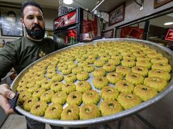 Melihat Pembuatan Kue Kering Khas Lebaran di Palestina