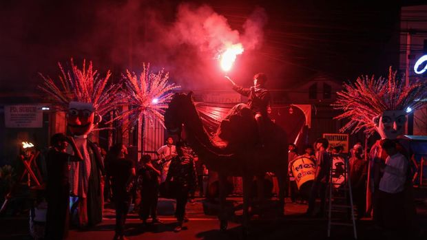 Sejumlah warga menyalakan flare saat takbiran di Cimanggis, Depok, Jawa Barat, Jumat (21/4/2023). Tradisi malam takbiran tersebut dilakukan dalam rangka menyambut Hari Raya Idul Fitri 1 Syawal 1444 H yang ditetapkan pada Sabtu 22 April 2023. ANTARA FOTO/Asprilla Dwi Adha/YU