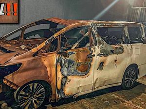 Via Vallen Jual Bangkai Alphard Terbakar, Ada yang Nawar Rp 2 Juta! Via Vallen Jual Bangkai Alphard Terbakar, Ada yang Nawar Rp 2 Juta!