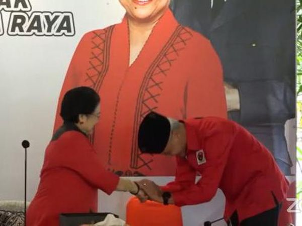 Momen Megawati Pakaikan Peci Hitam ke Ganjar Pranowo Capres PDIP