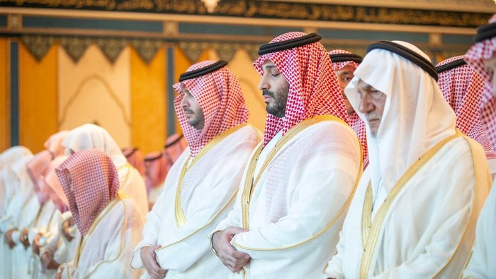 Pemerintah Arab Saudi mengumumkan Lebaran Idul Fitri pada Jumat 21 April 2023. Raja Salman bin Abdulaziz pun melaksanakan salat Idul Fitri di Istana Al-Salam, Jeddah. Sementara Putra Mahkota Arab Saudi, Mohammed bin Salman, melaksanakan salat Idul Fitri di Masjidil Haram.