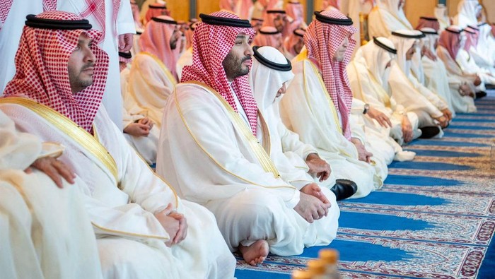 Pemerintah Arab Saudi mengumumkan Lebaran Idul Fitri pada Jumat 21 April 2023. Raja Salman bin Abdulaziz pun melaksanakan salat Idul Fitri di Istana Al-Salam, Jeddah. Sementara Putra Mahkota Arab Saudi, Mohammed bin Salman, melaksanakan salat Idul Fitri di Masjidil Haram.